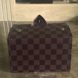 Luxury inspired 4 grid sunglass storage and travel case 💃
